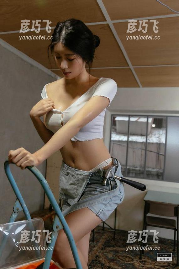 Min.E(민이)比基尼系列免费照片——注意，不要让水滴打湿你的屏幕哦！