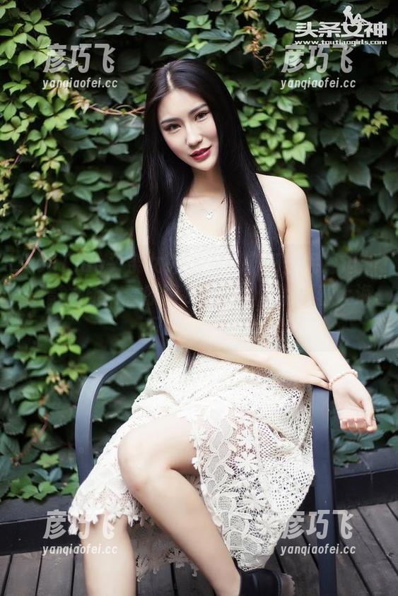 TouTiao头条女神 - 加入“杨曼妮海边”摄影之旅，看原图＆合集，谁说对着大海不可以耍酷？