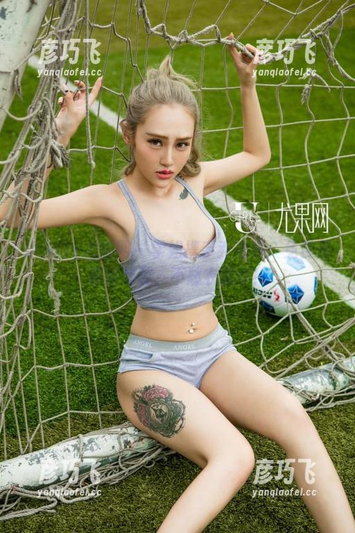 UGirls尤果网 - 学姐携手乔依琳：免费资源来炸裂，不愁衣服穿！
