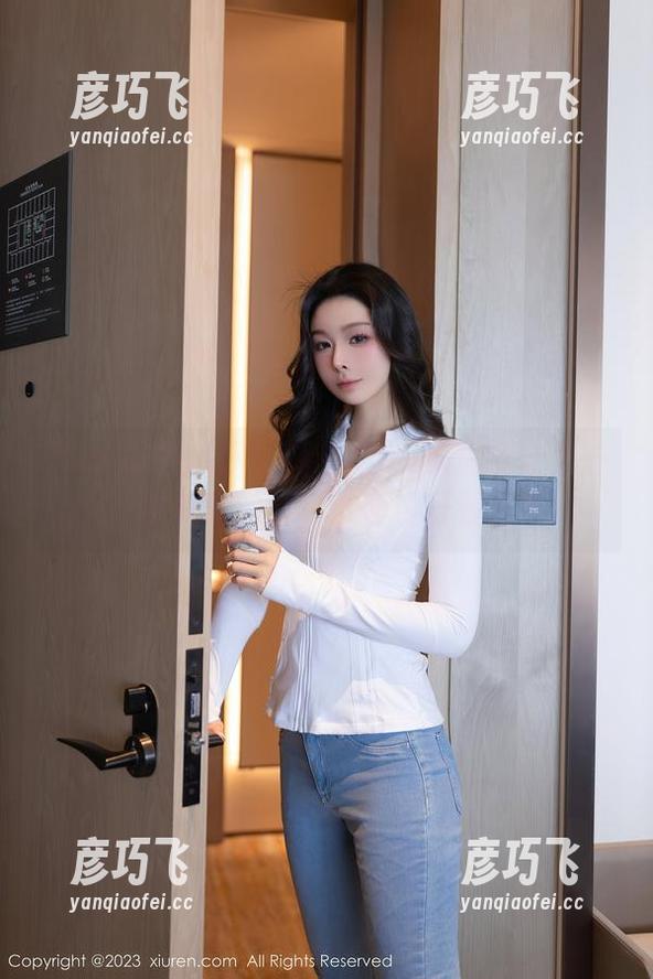 Xiuren秀人网 - 奈奈Fox的套图分享——你说我觉得，谁穿得好看呢？