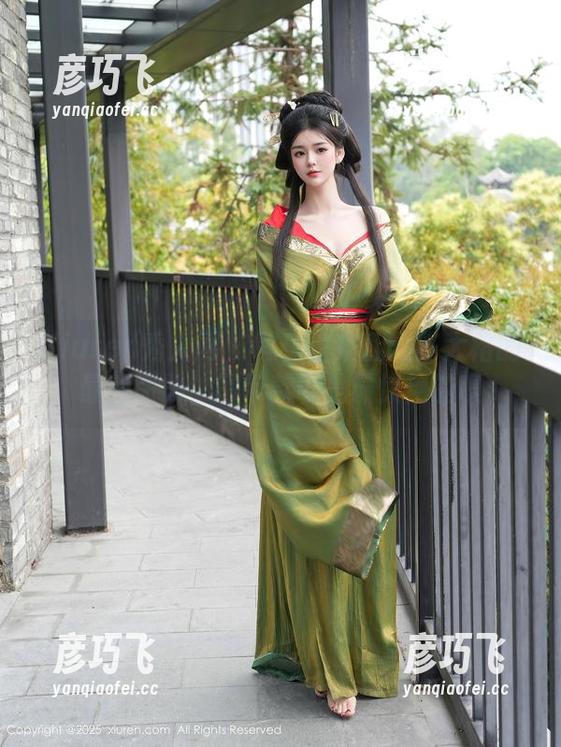 Xiuren秀人网 - 嘿！快来翻翻陈大榕的最新图册，吊带款可是最惊艳的噢