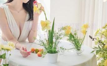 Yuna(윤아)在衬衫里竟然藏着一个迷你灯笼，哈哈，小分享一下美图和灵感！