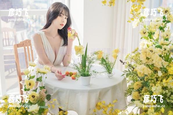 Yuna(윤아)在衬衫里竟然藏着一个迷你灯笼，哈哈，小分享一下美图和灵感！