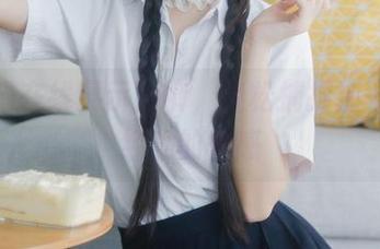 不呆猫在线展示短裤，轻松捕捉那一丝不经意的性感