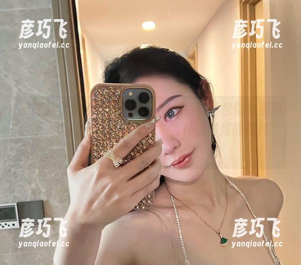 不爱笑的赛琳 微密圈 - 看不爱笑的赛琳的蓝色蕾丝包臀裙美图分享,脑袋里冒出的只有‘我什么时候能这样’的欲望!