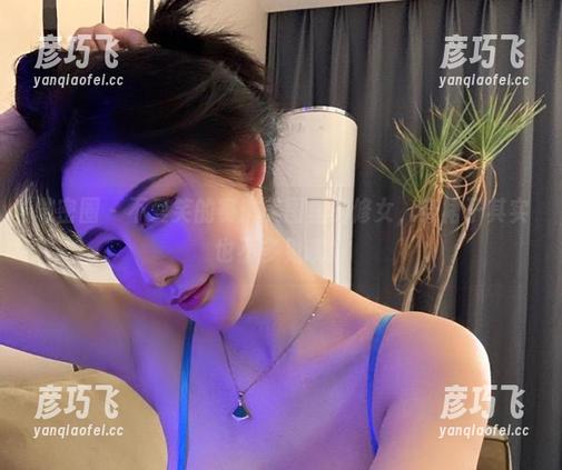 微密圈 - 不爱笑的赛琳美图里的修女，穿裙子其实也不多见哦！
