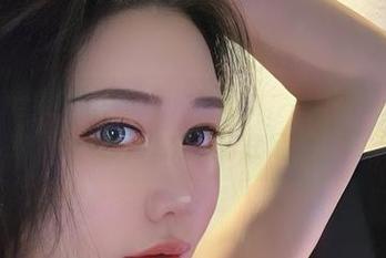 微密圈 – 看着不爱笑的赛琳的原图，嘉宾帖风味独特，默默为这美好驻足