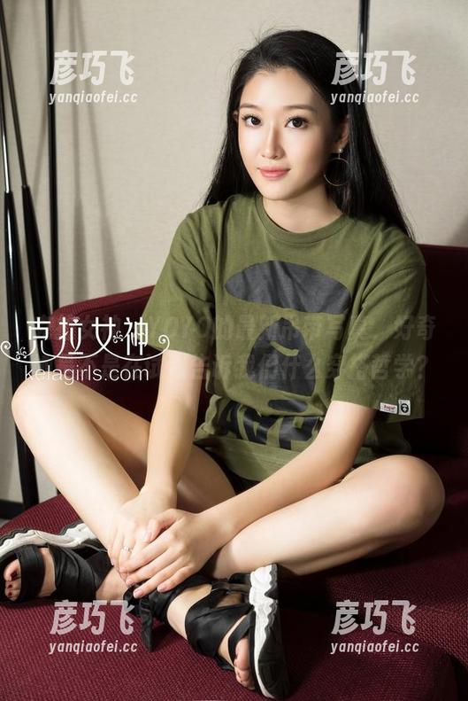 克拉女神 - YOYO的最新吊带写真，好奇她是不是在试图告诉我们什么穿搭哲学？