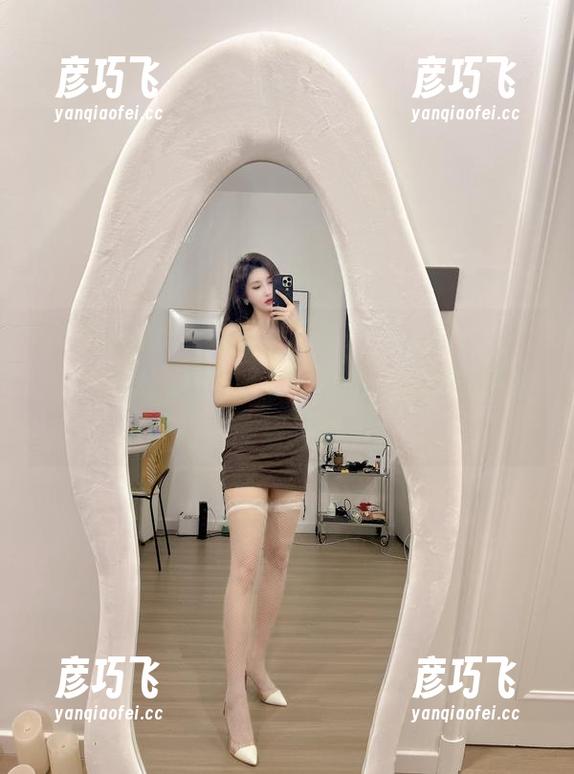 周妍希 微密圈 - 这次周妍希更新的连衣裙写真,不走寻常路,搞得我以为是参加模特大赛的假发!