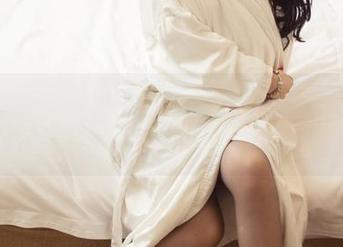 头条女神 – 李温柔的纯白图集：白色和我一样，都在寻找一种暖色的陪伴。