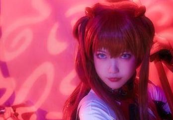 空姐妆容与妖少you1的气质碰撞，美图里耀眼又神秘。