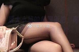 微密圈 – 宸大小姐的校服街拍，高冷与亲和只差一张高清照片