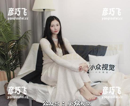 小众视觉-灵灵 小众视觉 - 原图中灵灵裸足的姿态,我已经在脑海里把它想象成壁纸了!