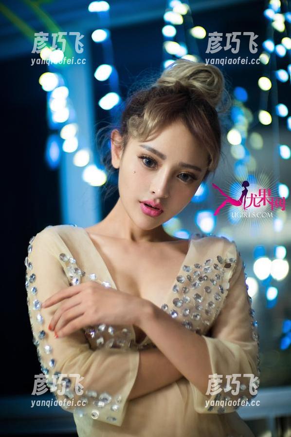 尤果网-小琪 尤果网 - 无圣光显现下的小琪套装,我在想,是什么让这张图片如此引人遐想?