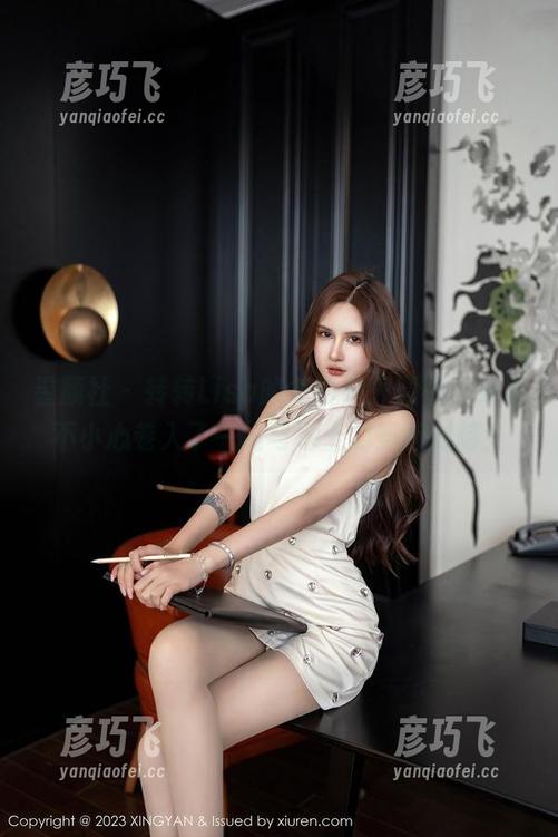 星颜社-转转Lisa 星颜社 - 转转Lisa的免费户外原图,未必不小心卷入了一场与地上的蚂蚁对峙!
