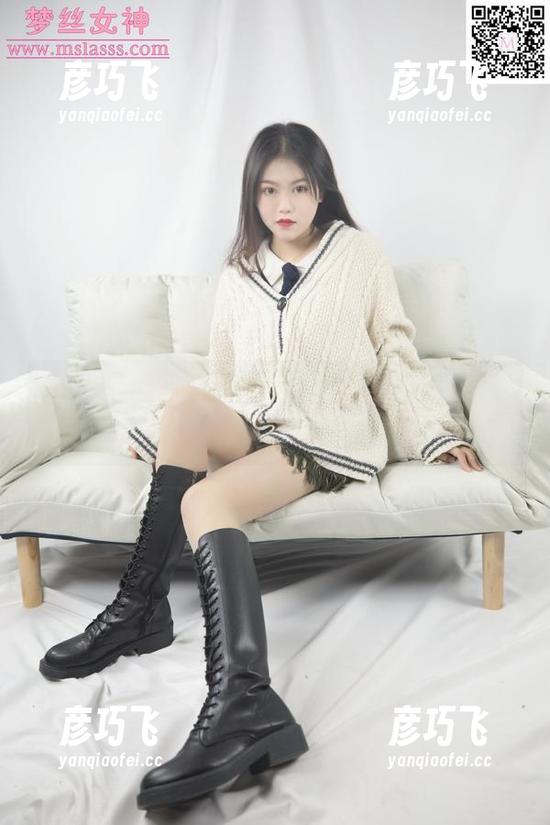 梦丝女神 - PINK的套图中，莹仙女和色彩正在悄悄串通