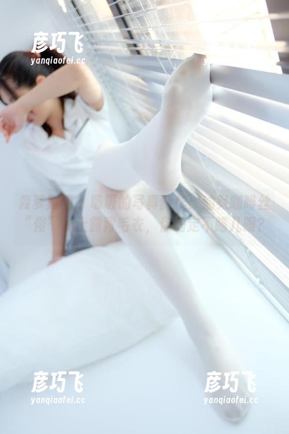 森萝财团 - 吸吸的写真新作：油亮咖啡丝“绫”加上露背毛衣，你确定不瞄几眼？
