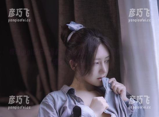 樱晚gigi的户外写真，真的是让我想起了青草味和蓝天的搭配，意外的...特别！