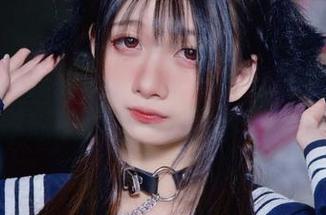 一条灰丝在清青琴玖的作品中游走，原图让人浮想联翩，照片更是百味杂陈。