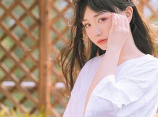 爆机少女喵小吉长腿福利原图，腿那么长，让我不自觉拿尺子测量一下。
