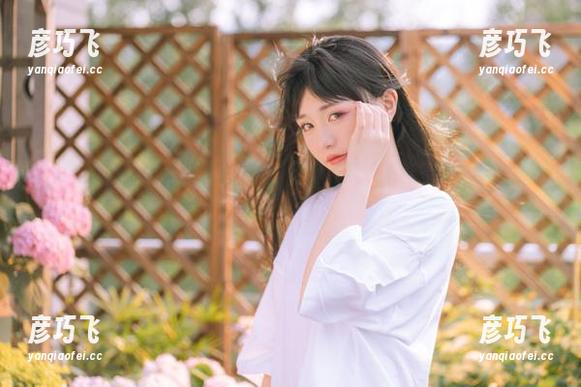 爆机少女喵小吉长腿福利原图，腿那么长，让我不自觉拿尺子测量一下。