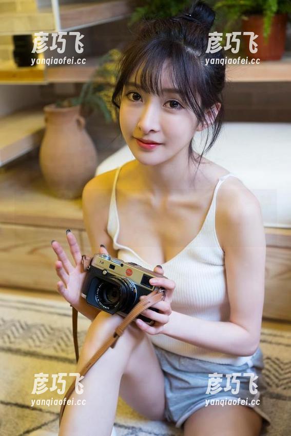 王羽杉的白裙在线闪现，原图展示了一种淡淡的灵动感，不得不爱对吧？