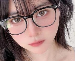 “眼酱大魔王w”带你领略不一样的居家女友写真