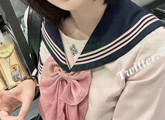 作品中的“眼酱大魔王w”，全套制服展现别样风味。