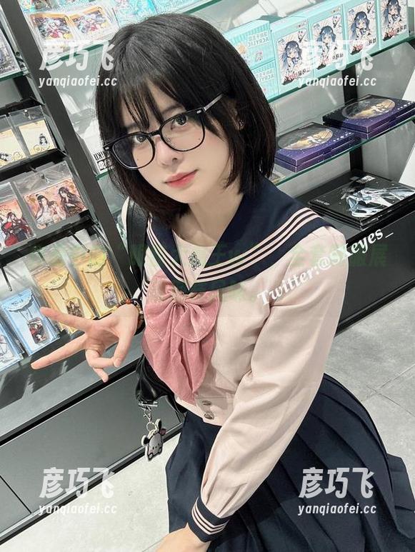 眼酱大魔王w 作品中的“眼酱大魔王w”,全套制服展现别样风味。