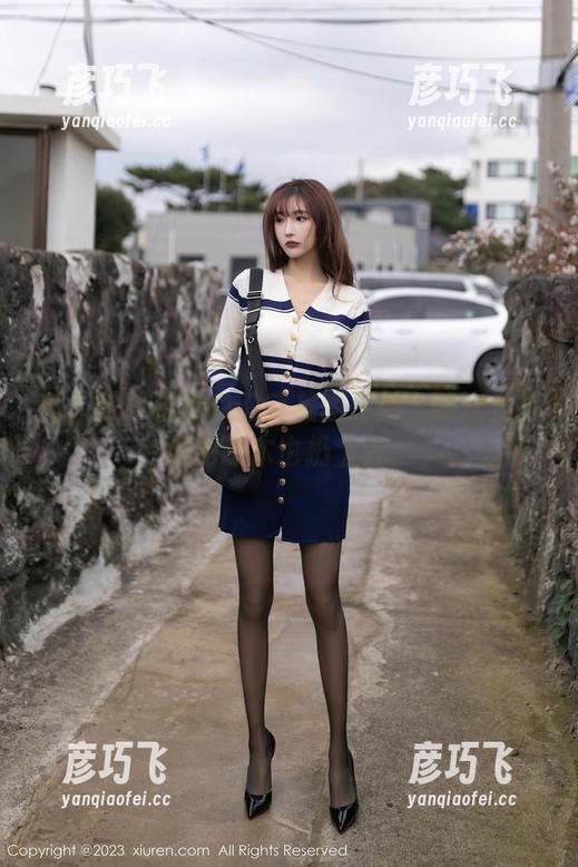 秀人网 - 田兮白教室美图更新：这次要不要把课本也扔上去？