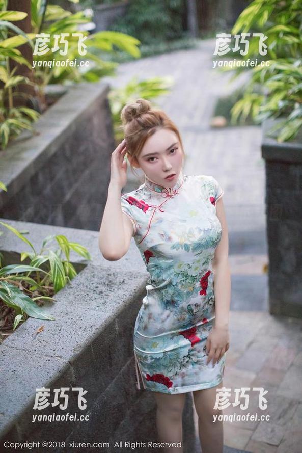 秀人网 - 就量多！盼盼玉奴泳池里的美图，一不小心分享给你。