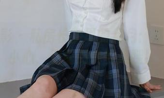 绮梦摄影 – 私房长腿里的月月：走路都要小心，别磕到我的美腿！