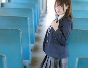 荒井喵喵最新图库：厨娘装扮，不小心就迷失在这一切的甜蜜里。