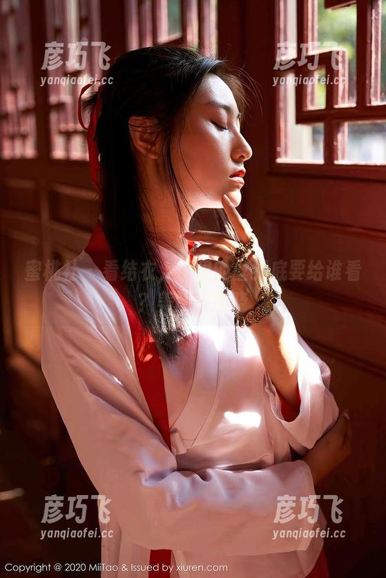 蜜桃社 - 看结衣，裤里的丝到底要给谁看？美图来揭晓