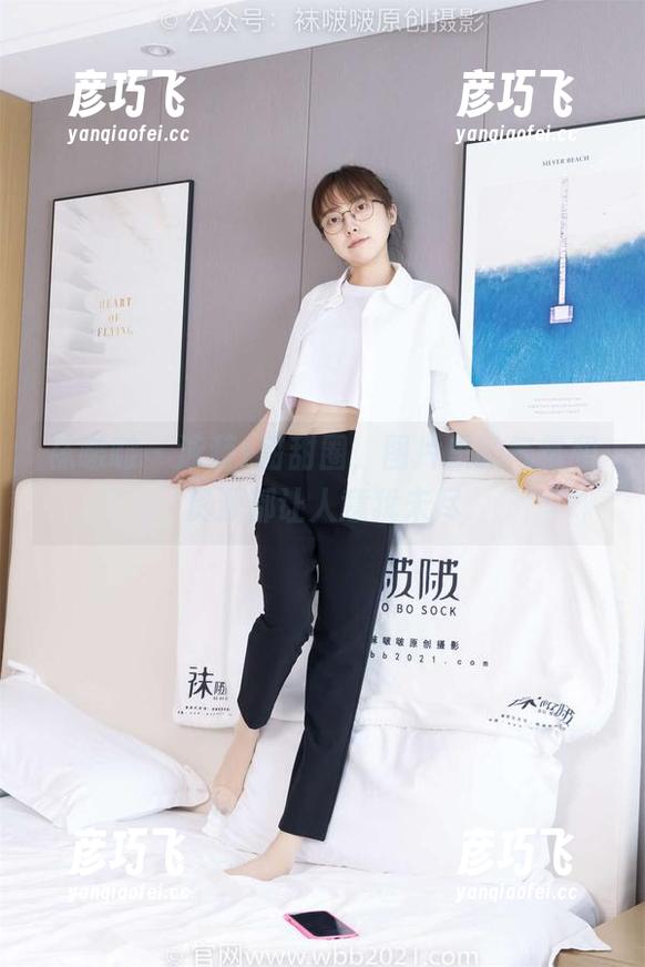 袜啵啵 - 泳装+甜甜圈，图片里的气氛和资源都让人意犹未尽