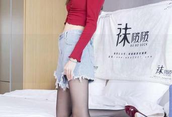 袜啵啵 – 原图深扒！糯米的全套美足，隐约让人想跑偏哦
