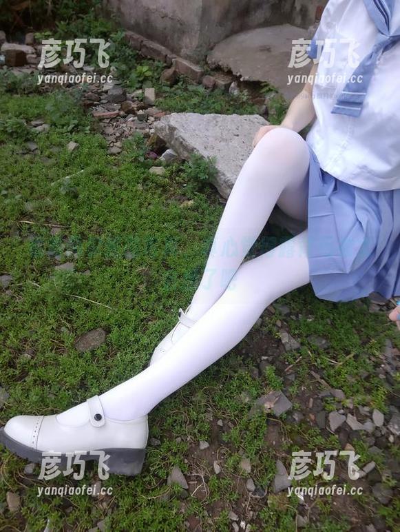 看着西尔酱的写真，真心觉得露背毛衣太会撩了吧