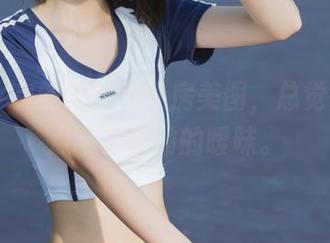 许岚LAN的短裙与私房美图，总觉得透着点不言而喻的暧昧。