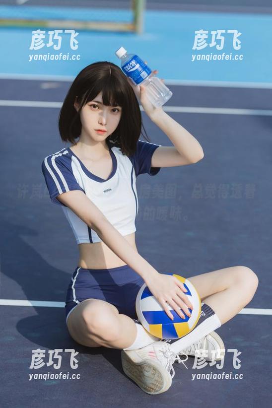 许岚LAN的短裙与私房美图，总觉得透着点不言而喻的暧昧。