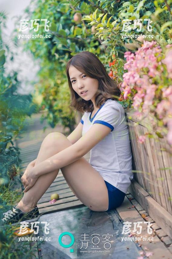 青豆客 - 谭晓彤的“镂空”写真，竟然让我多看了几眼这美图，唉，真是忍不了。