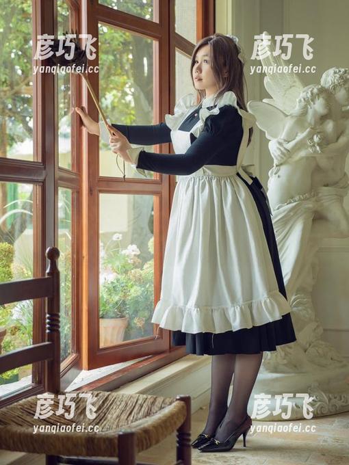 麻花麻花酱 女仆形象竟是麻花麻花酱的另一种自我,原图与照片的拼贴美妙交融着